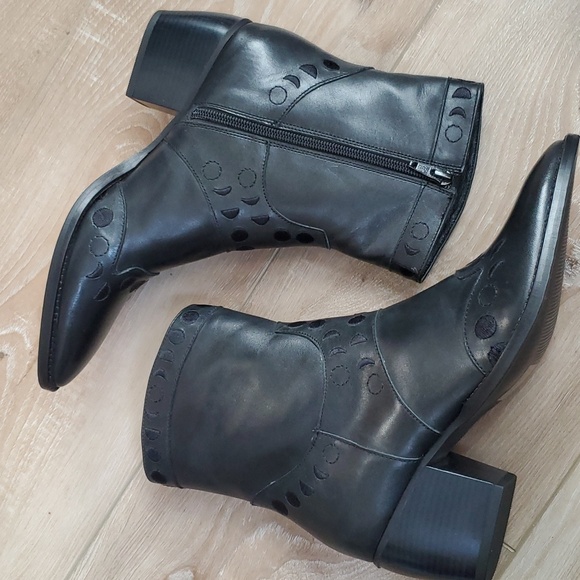 BNIB Call Me the Breeze Moonphase Bootie Onyx - Picture 4 of 11